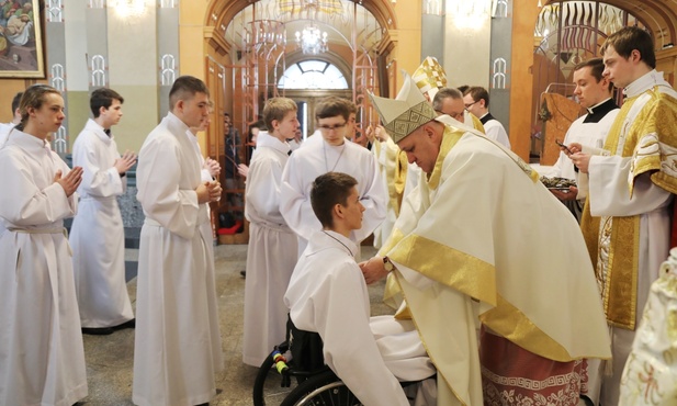 Animatorzy służby liturgicznej i ceremoniarze przyjęli krzyże; znak ich posługi