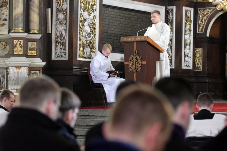 Wielki Piątek. Ciemna jutrznia z biskupem.