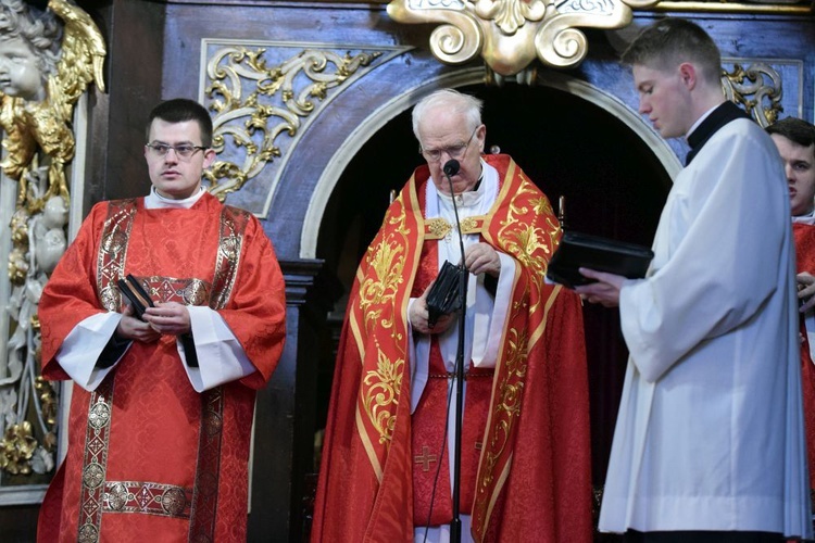 Wielki Piątek. Ciemna jutrznia z biskupem.