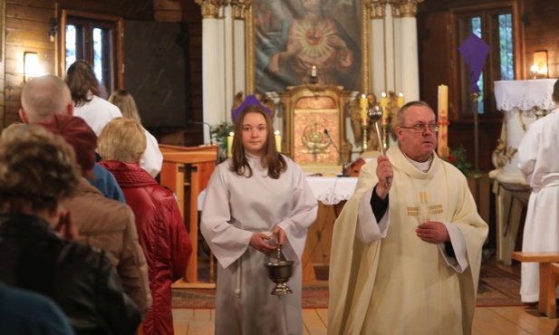 Ks. kan. Piotr Beczała poświęcił krzyże i udzielił uczestnikom EDK błogosławieństwa