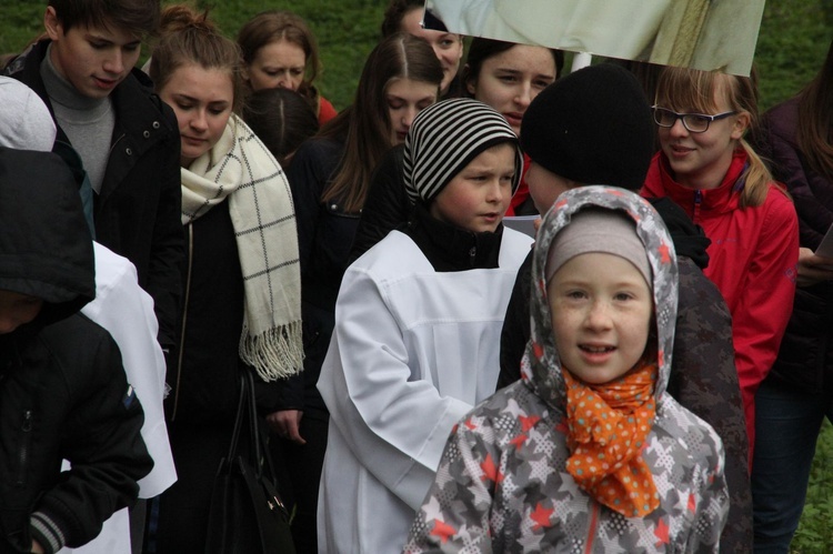 Nabożeństwo w dzikowskim parku