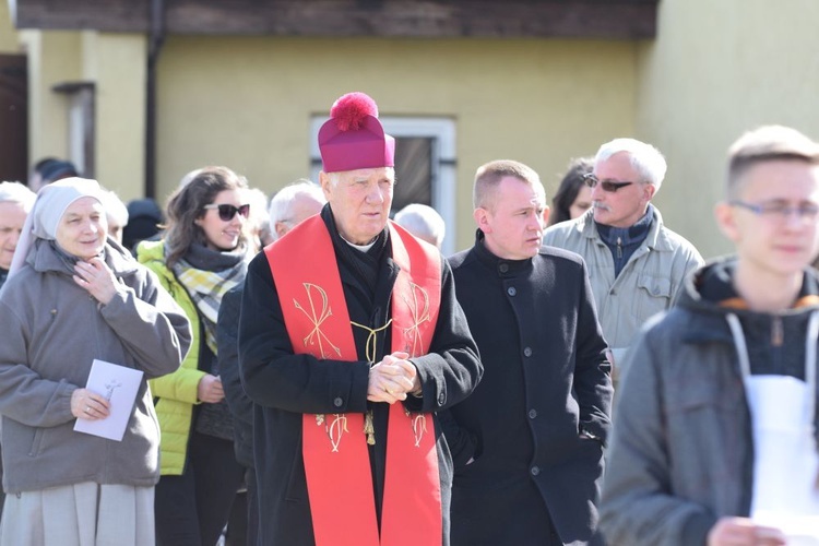 Wielki Piątek. Droga Krzyżowa przez ulicami Świdnicy