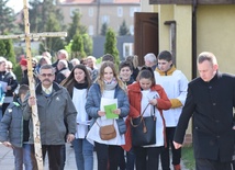 Wierni z brzozowym krzyżem wyruszyli spod kościoła. 