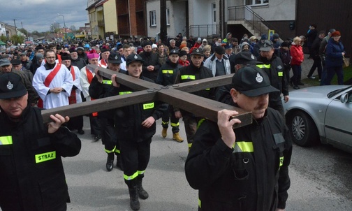 Krzyż trwa, choć zmienia się świat