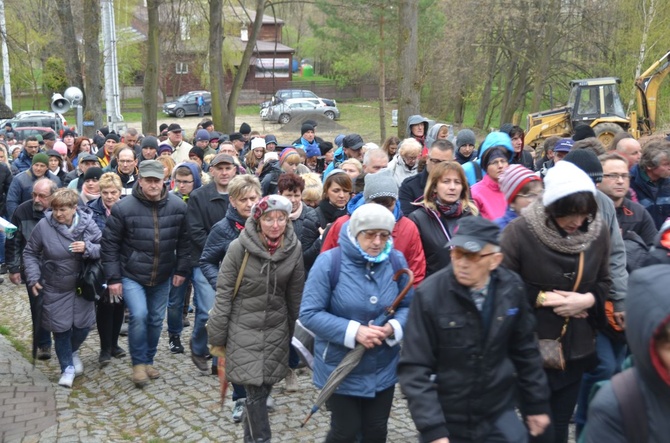 Droga krzyżowa na Święty Krzyż 