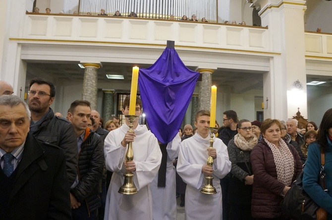 Liturgia Wielkiego Piątku w parafii NSPJ w Nowym Targu 