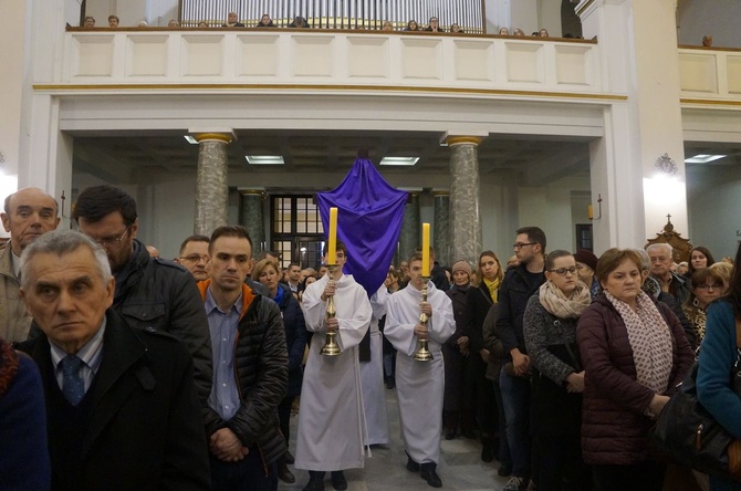 Liturgia Wielkiego Piątku w parafii NSPJ w Nowym Targu 