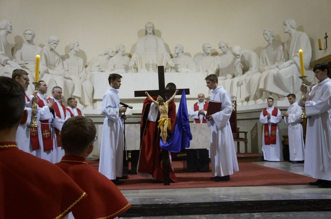 Liturgia Wielkiego Piątku w parafii NSPJ w Nowym Targu 