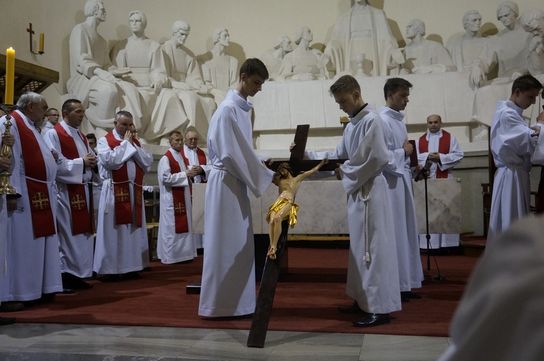 Liturgia Wielkiego Piątku w parafii NSPJ w Nowym Targu 