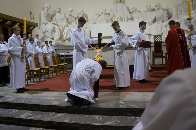 Liturgia Wielkiego Piątku w parafii NSPJ w Nowym Targu 