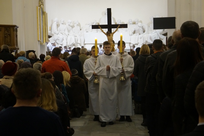 Liturgia Wielkiego Piątku w parafii NSPJ w Nowym Targu 