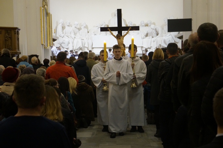 Liturgia Wielkiego Piątku w parafii NSPJ w Nowym Targu 