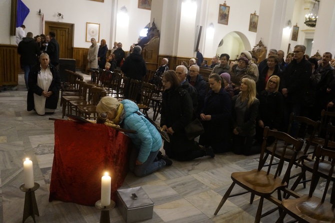 Liturgia Wielkiego Piątku w parafii NSPJ w Nowym Targu 