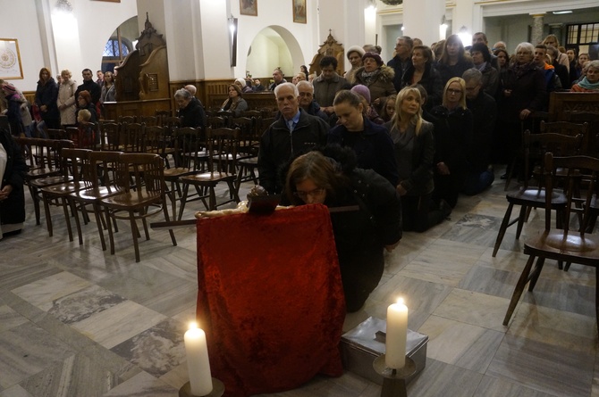 Liturgia Wielkiego Piątku w parafii NSPJ w Nowym Targu 