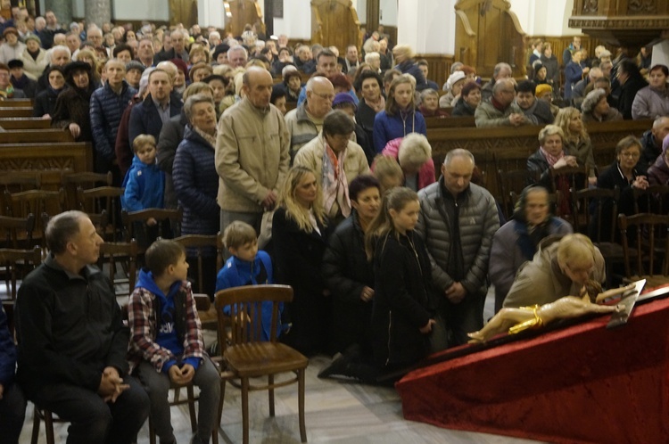 Liturgia Wielkiego Piątku w parafii NSPJ w Nowym Targu 