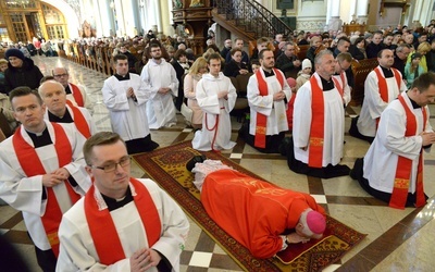 Liturgia Wielkiego Piątku rozpoczyna się w ciszy. Wierni klękają, a celebrans pada na twarz