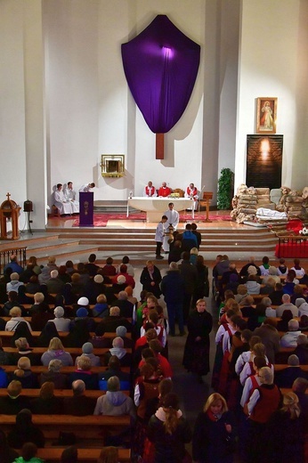 Liturgia Wielkiego Piątku w Zakopanem - parafia Świętego Krzyża.