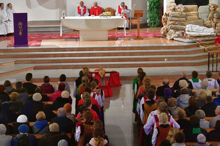 Liturgia Wielkiego Piątku w Zakopanem - parafia Świętego Krzyża.