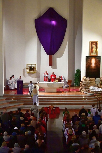 Liturgia Wielkiego Piątku w Zakopanem - parafia Świętego Krzyża.