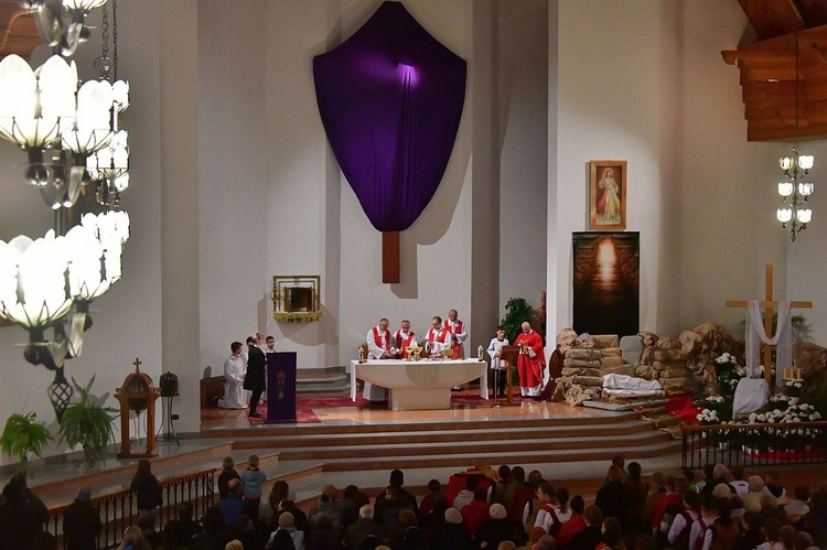 Liturgia Wielkiego Piątku w Zakopanem - parafia Świętego Krzyża.