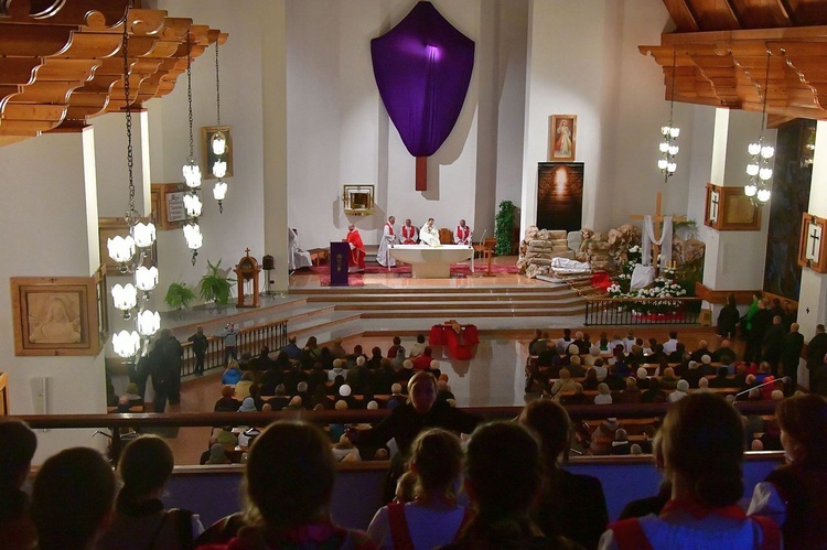 Liturgia Wielkiego Piątku w Zakopanem - parafia Świętego Krzyża.