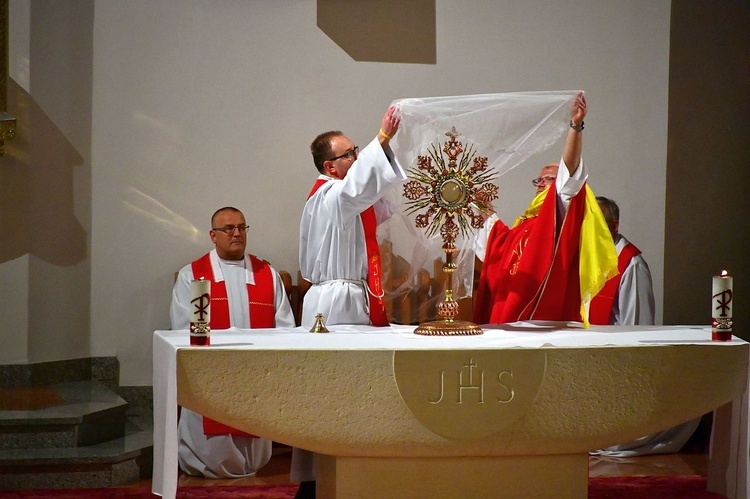 Liturgia Wielkiego Piątku w Zakopanem - parafia Świętego Krzyża.