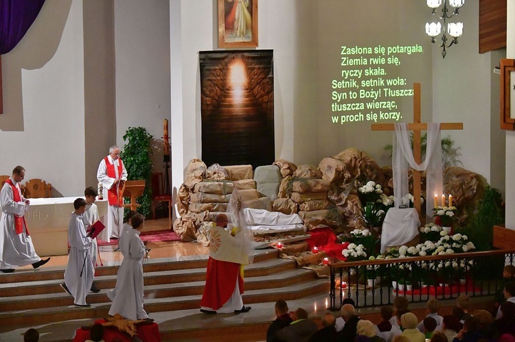 Liturgia Wielkiego Piątku w Zakopanem - parafia Świętego Krzyża.