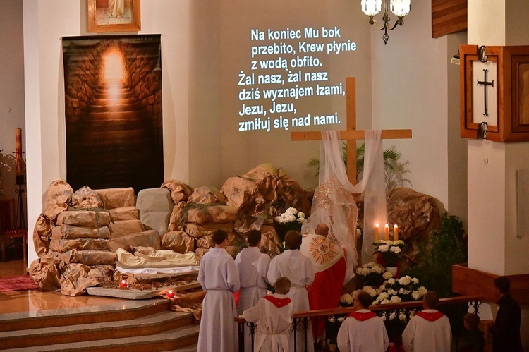 Liturgia Wielkiego Piątku w Zakopanem - parafia Świętego Krzyża.