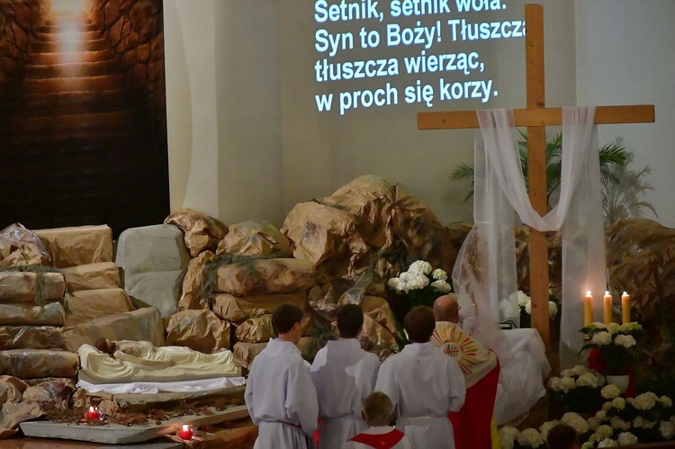 Liturgia Wielkiego Piątku w Zakopanem - parafia Świętego Krzyża.