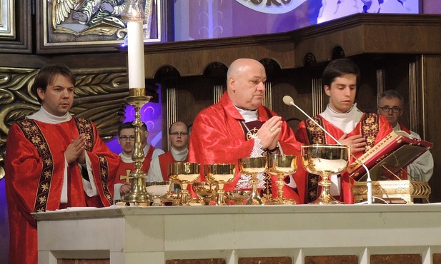 Bp Piotr Greger przewodniczył liturgii Wielkiego Piątku w katedrze św. Mikołaja