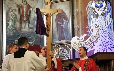 Odsłonięcie krzyża do adoracji podczas liturgii Wielkiego Piątku