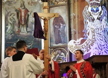 Odsłonięcie krzyża do adoracji podczas liturgii Wielkiego Piątku