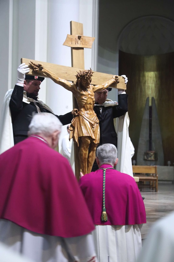 Liturgia Wielkiego Piątku w katowickiej katedrze