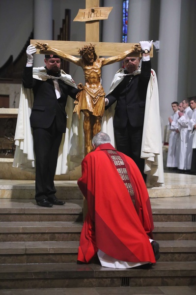 Liturgia Wielkiego Piątku w katowickiej katedrze