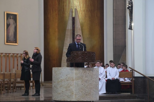 Liturgia Wielkiego Piątku w katowickiej katedrze