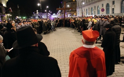 Kard. Nycz: Stańmy obok Cyrenejczyka, Weroniki i Matki Najświętszej