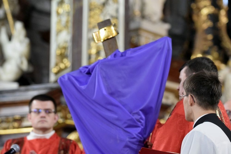 Wielki Piątek. Liturgia Męki Pańskiej w katedrze