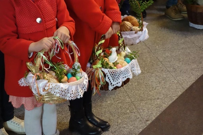 Święcenie pokarmów wspólnie z owieczkami 