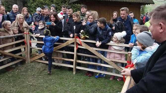 Święcenie pokarmów wspólnie z owieczkami 