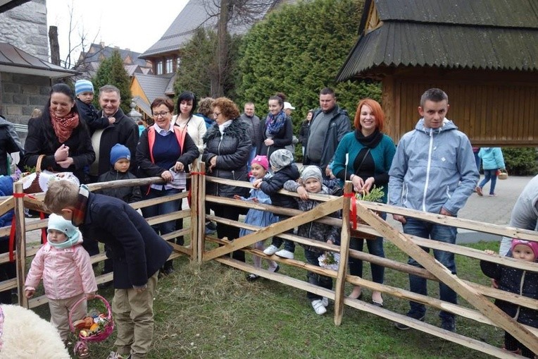Święcenie pokarmów wspólnie z owieczkami 