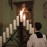 Śpiewanej modlitwie towarzyszyło 15 płonących - i gasnących stopniowo - świec...