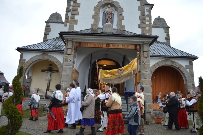 Procesja rezurekcyjna w Miętustwie