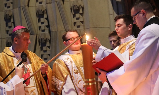 Liturgię Wigilii Paschalnej rozpoczęło poświęcenie ognia i przygotowanie paschału