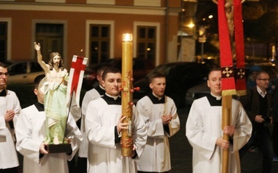 Na czele procesji rezurekcyjnej wokół katedry: figura Zmartwychwstałego, krzyż i paschał