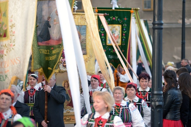 Procesja rezurekcyjna w Opocznie