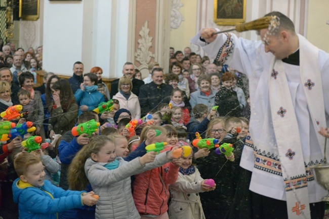 Dyngus w kolegiacie św. Bartłomieja w Opocznie