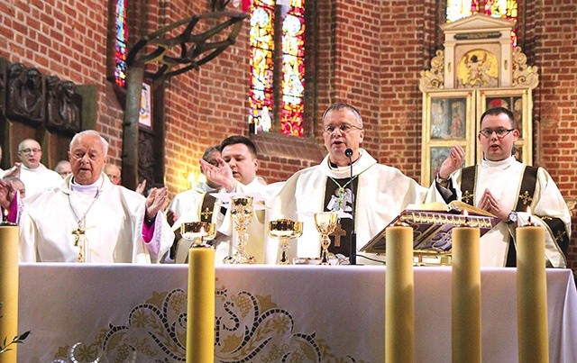 Mszy w gorzowskiej katedrze przewodniczył bp Tadeusz Lityński, a wśród koncelebransów był jubilat bp Adam Dyczkowski.