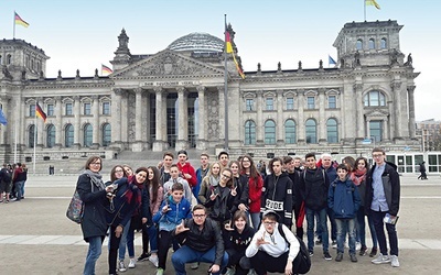 	Młodzież z Elbląga  pod Reichstagiem.