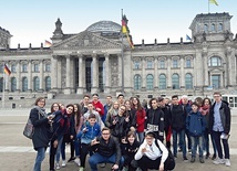 	Młodzież z Elbląga  pod Reichstagiem.