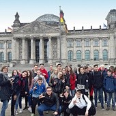 	Młodzież z Elbląga  pod Reichstagiem.